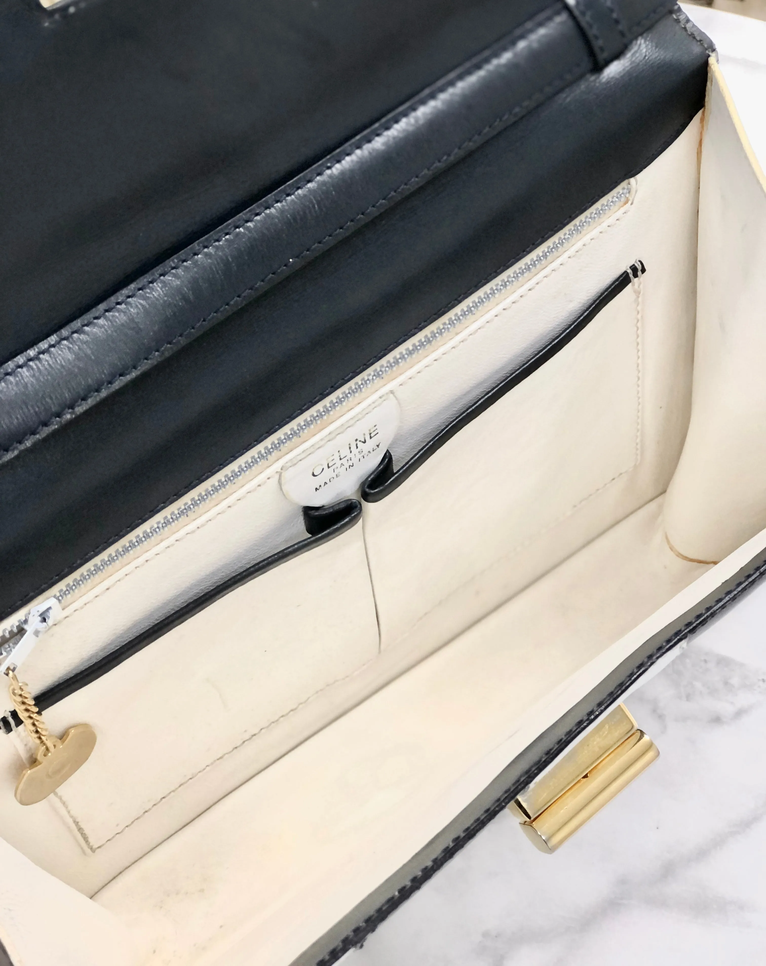 CELINE Cadena Turn lock Leather Crossbody Shoulder Bag Navy White Vintage Old CELINE vw6sjn