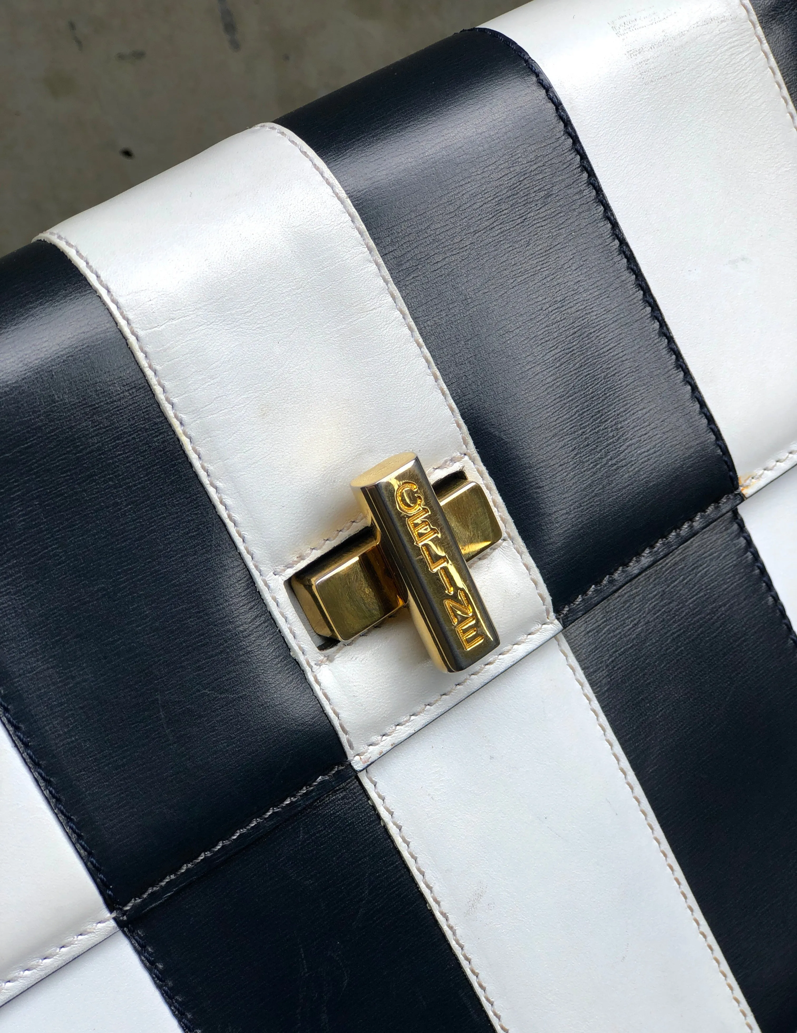 CELINE Cadena Turn lock Leather Crossbody Shoulder Bag Navy White Vintage Old CELINE vw6sjn