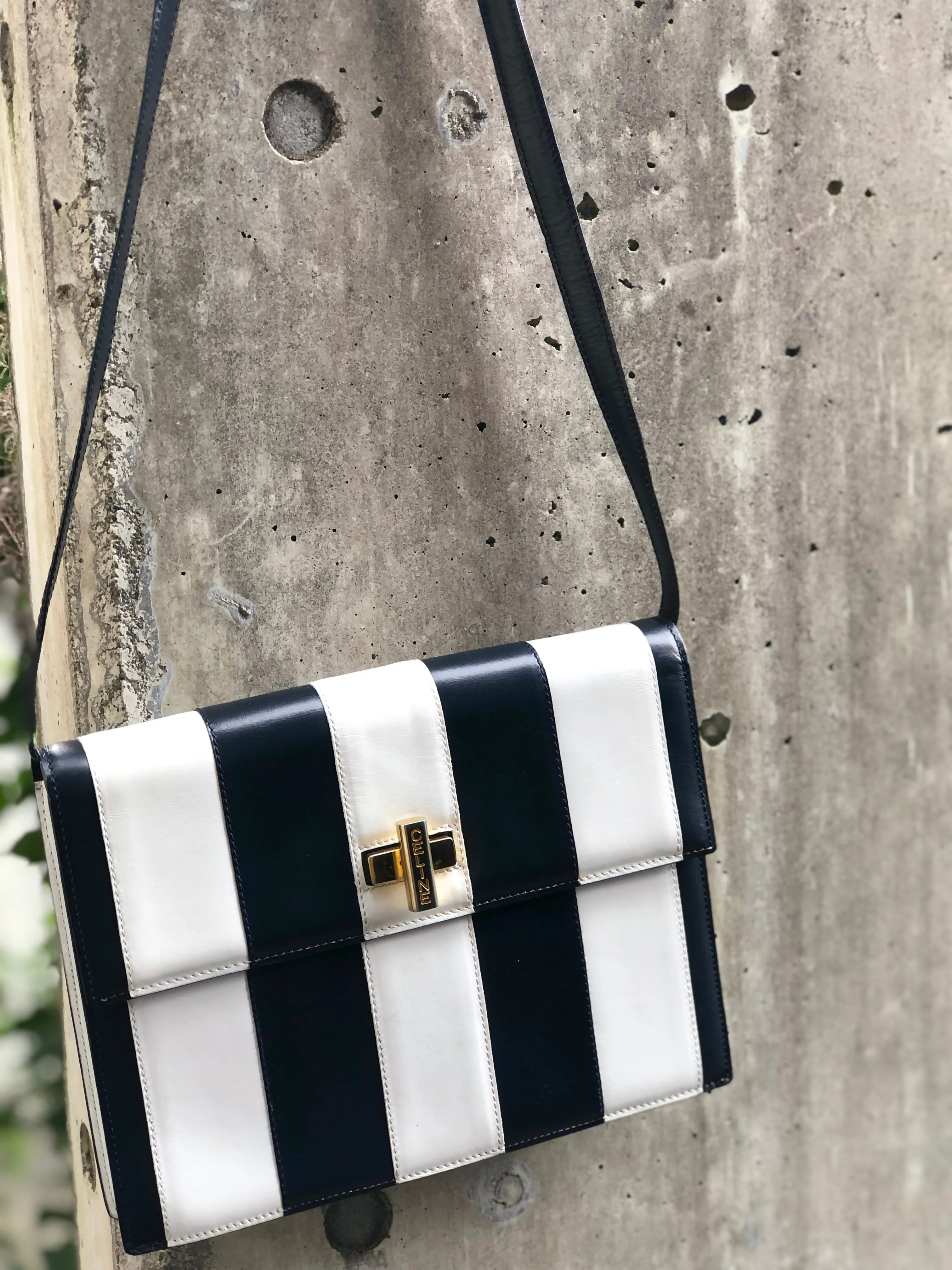 CELINE Cadena Turn lock Leather Crossbody Shoulder Bag Navy White Vintage Old CELINE vw6sjn