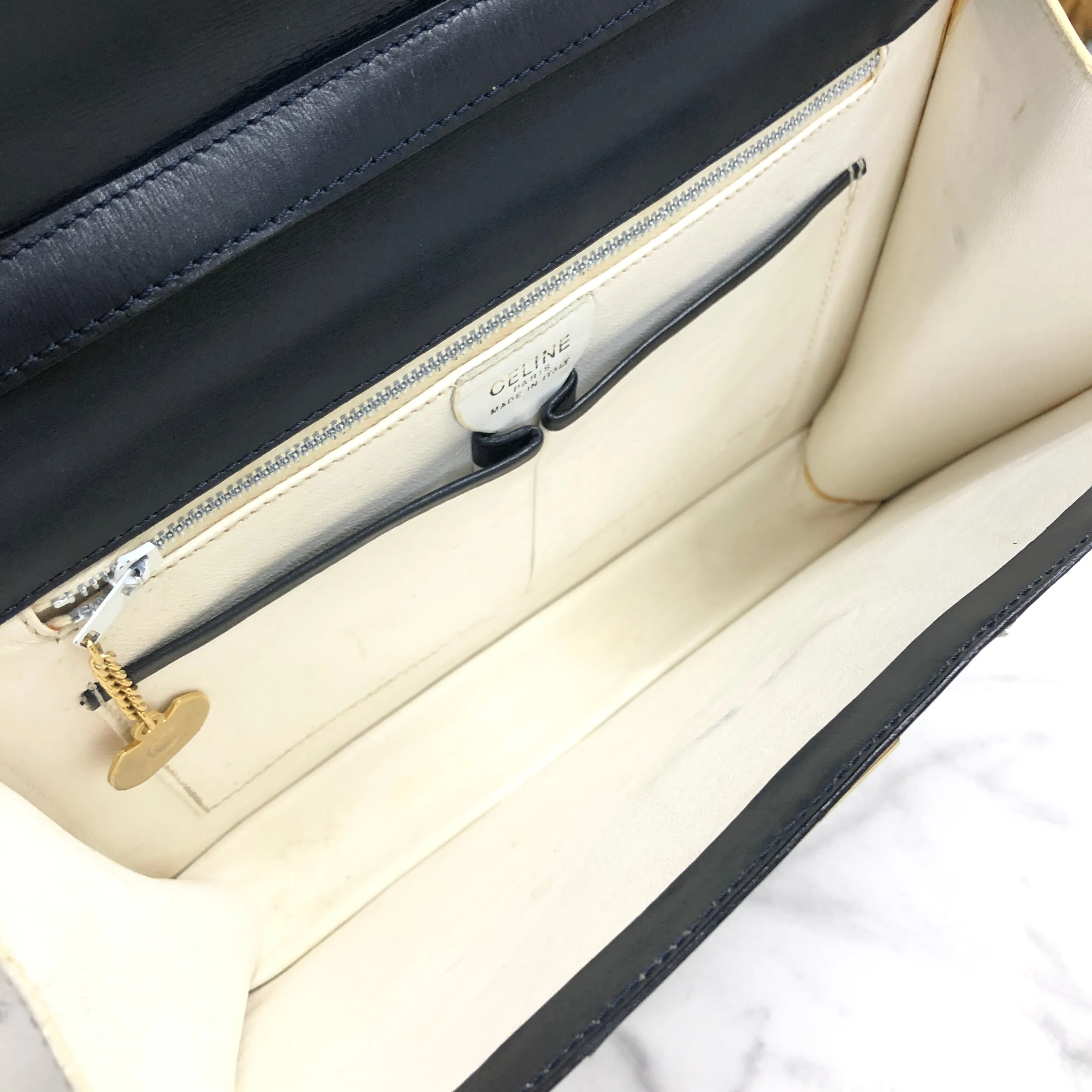 CELINE Cadena Turn lock Leather Crossbody Shoulder Bag Navy White Vintage Old CELINE vw6sjn