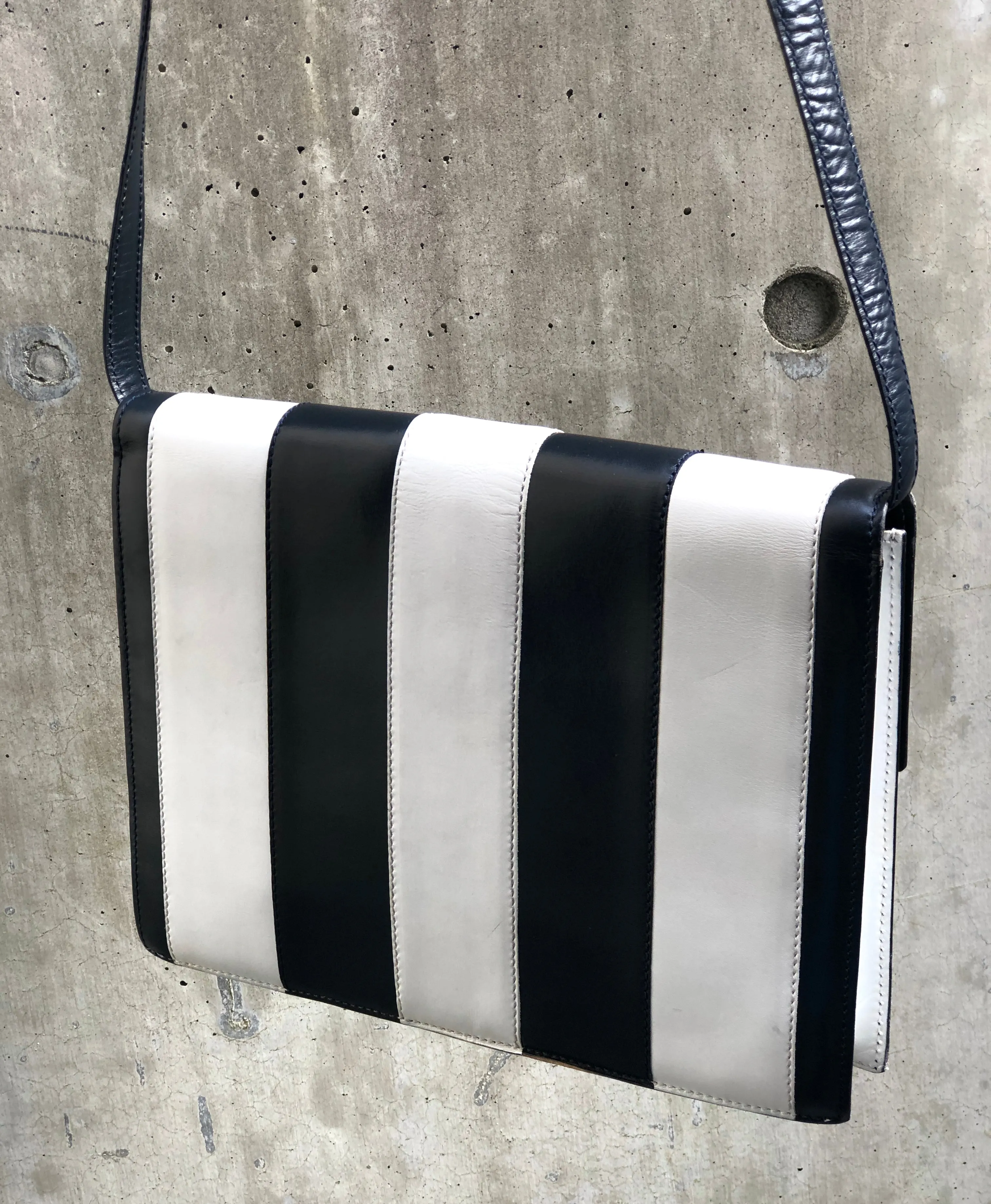 CELINE Cadena Turn lock Leather Crossbody Shoulder Bag Navy White Vintage Old CELINE vw6sjn