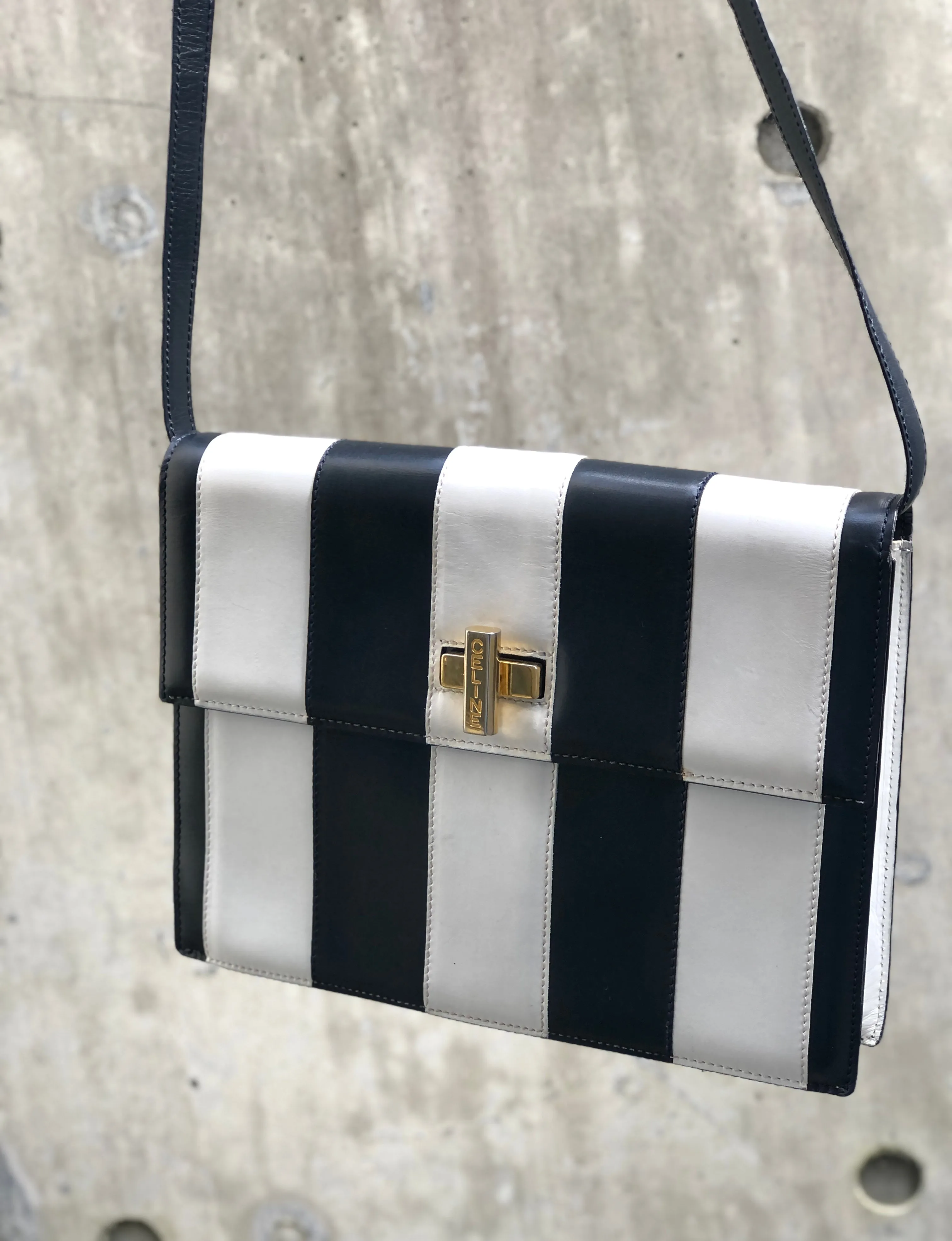 CELINE Cadena Turn lock Leather Crossbody Shoulder Bag Navy White Vintage Old CELINE vw6sjn