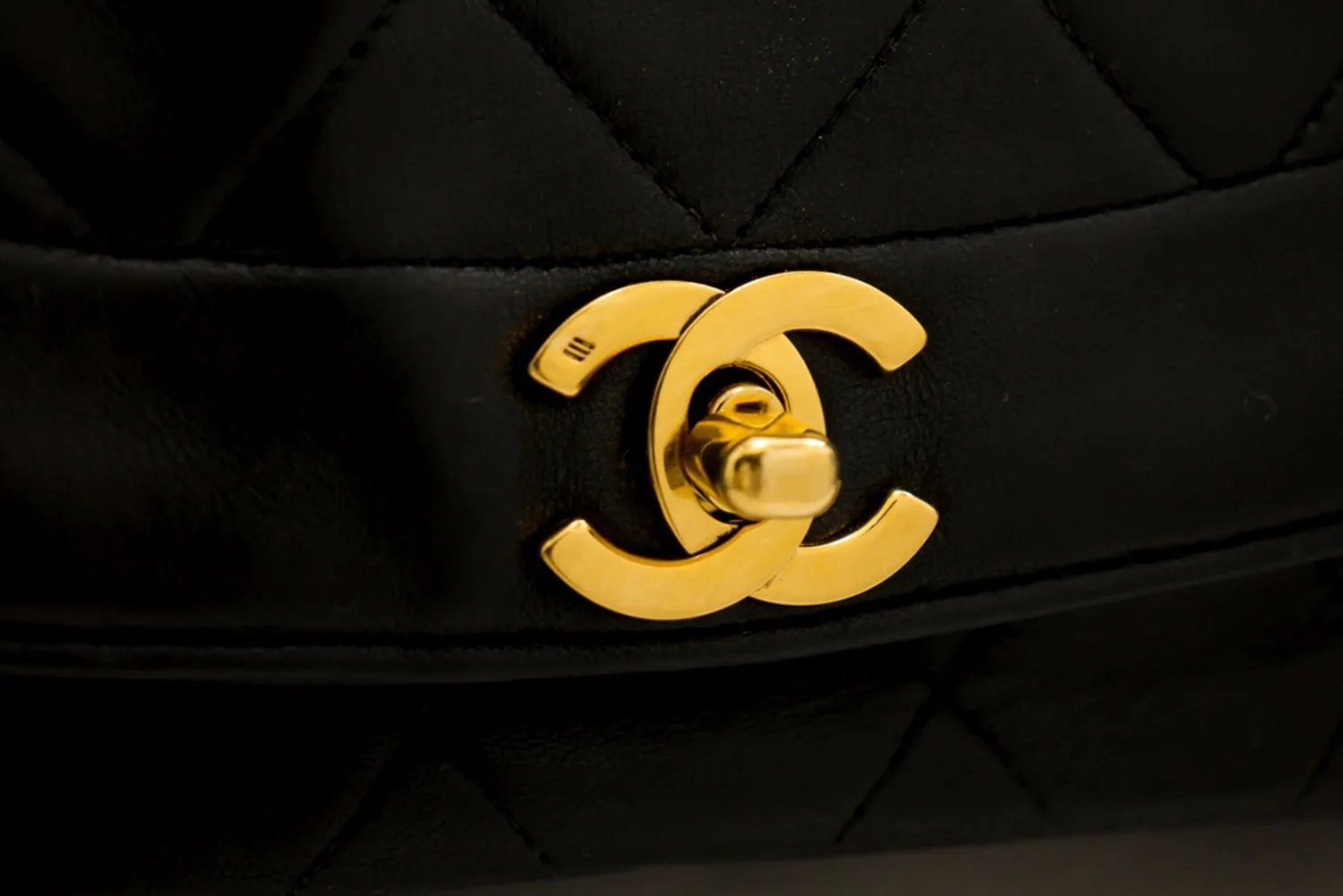CHANEL Diana Flap Chain Shoulder Bag Black Quilted Lambskin Purse h32