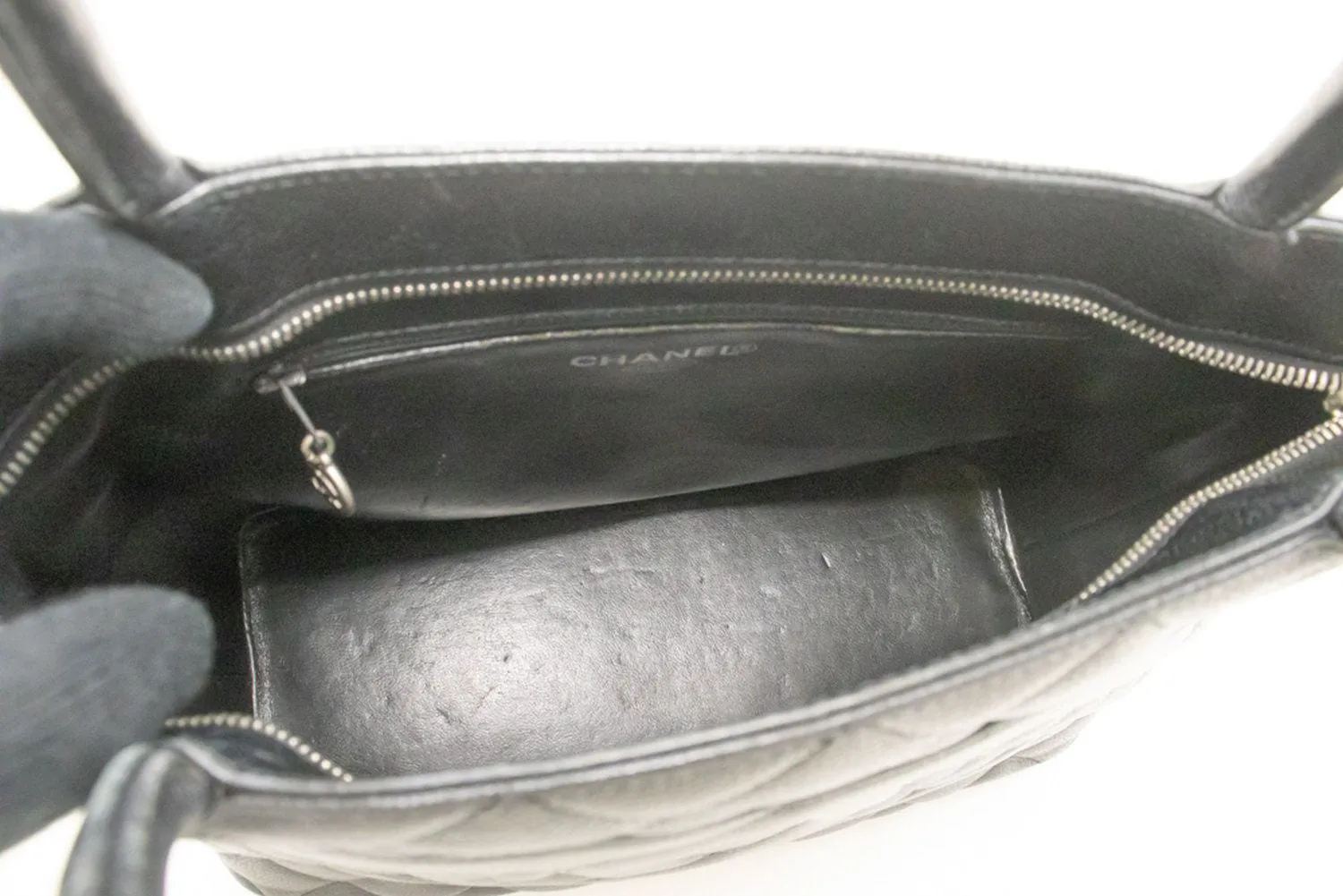 CHANEL Silver Medallion Grained Calfskin Leather Shoulder Bag n91