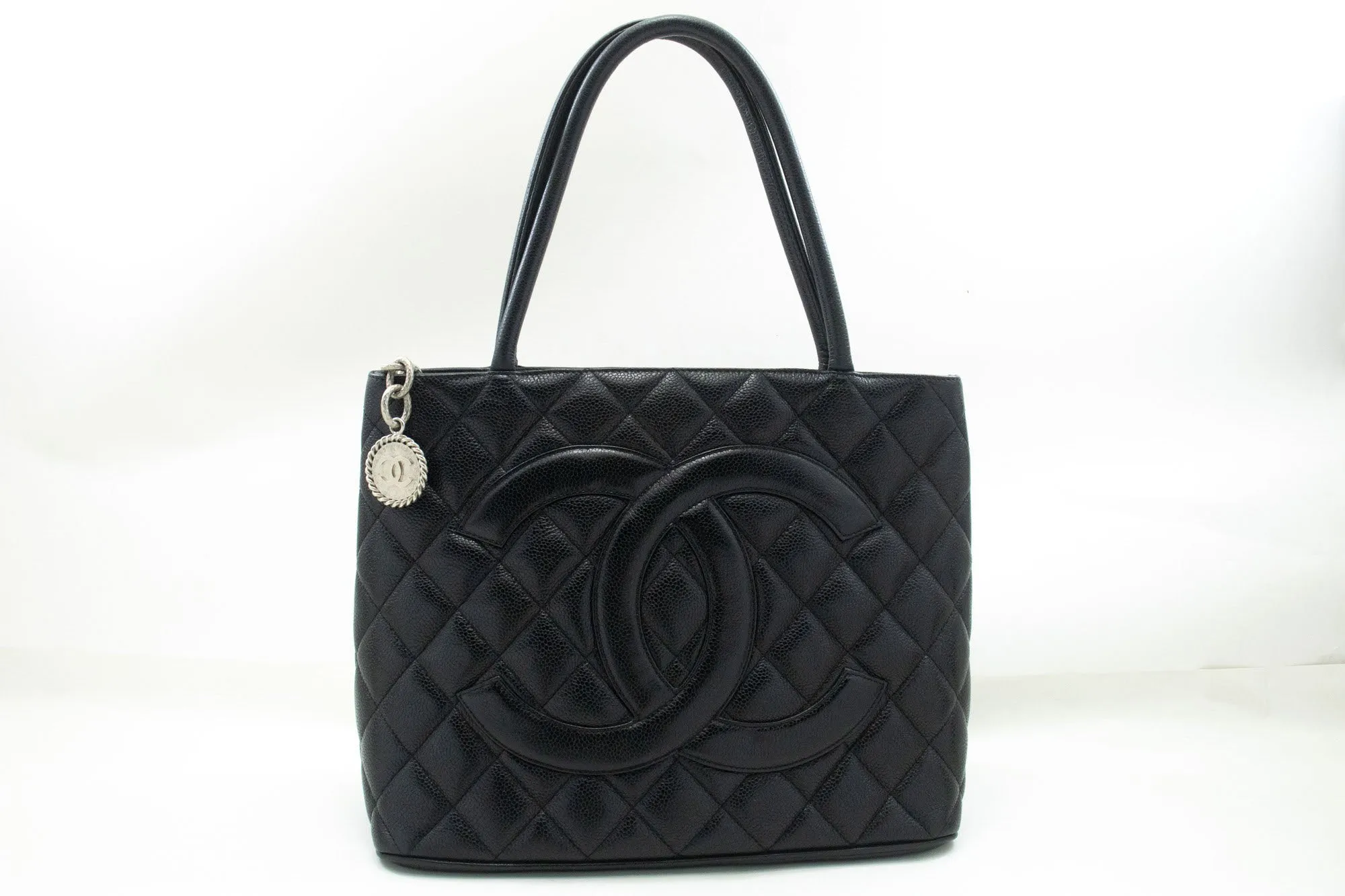 CHANEL Silver Medallion Grained Calfskin Leather Shoulder Bag n91