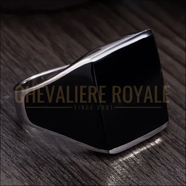 Chevalière noire carrée en argent avec finition en émail