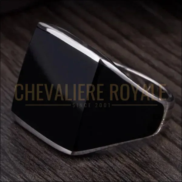 Chevalière noire carrée en argent avec finition en émail