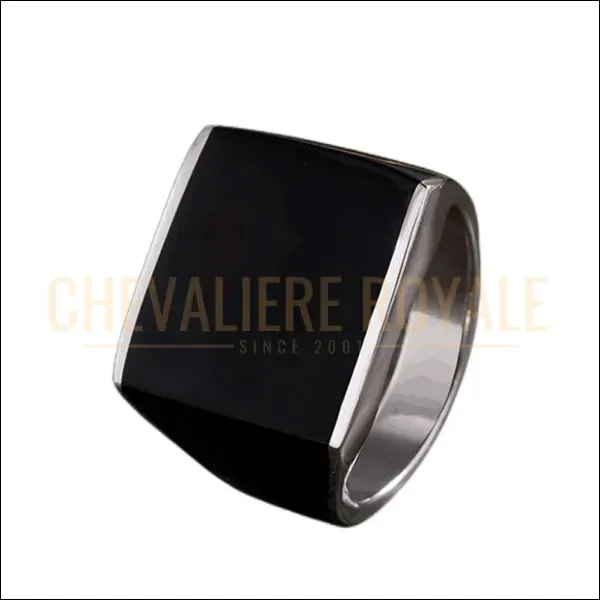 Chevalière noire carrée en argent avec finition en émail