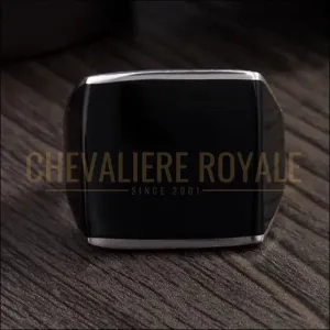 Chevalière noire carrée en argent avec finition en émail