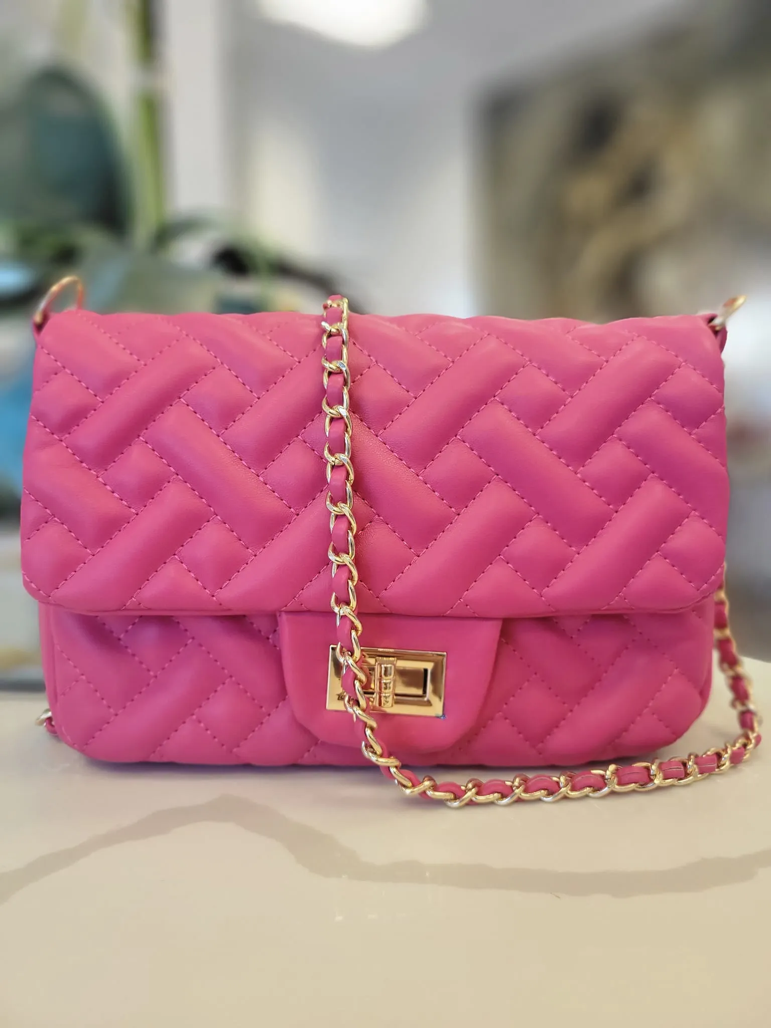 FUCHSIA CROSSBODY HANDBAG WITH GOLD CHAIN