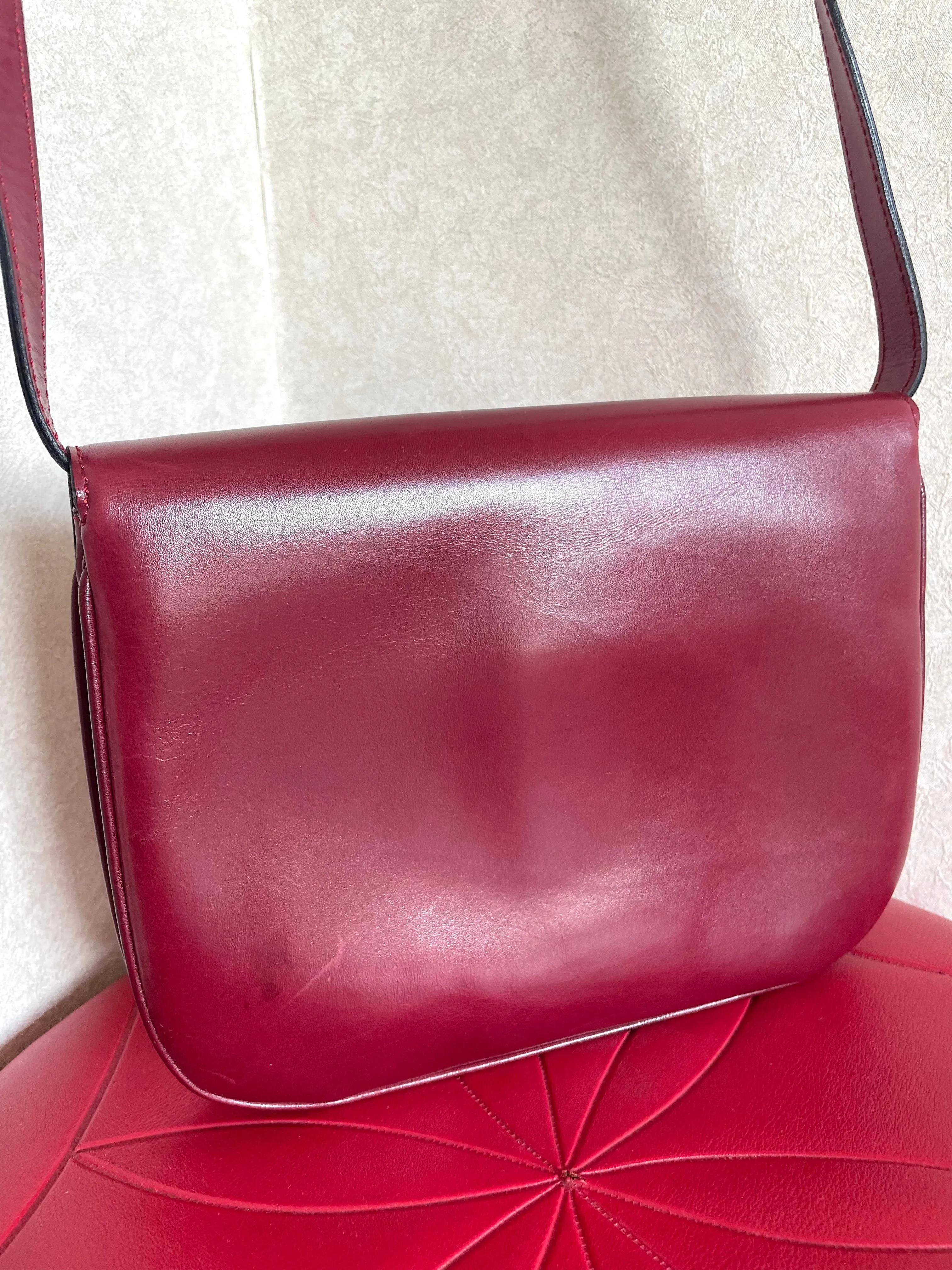 MINT. Vintage Celine wine red leather shoulder bag, clutch purse with wine and golden logo. Perfect elegance for your daily use. 050215ya1