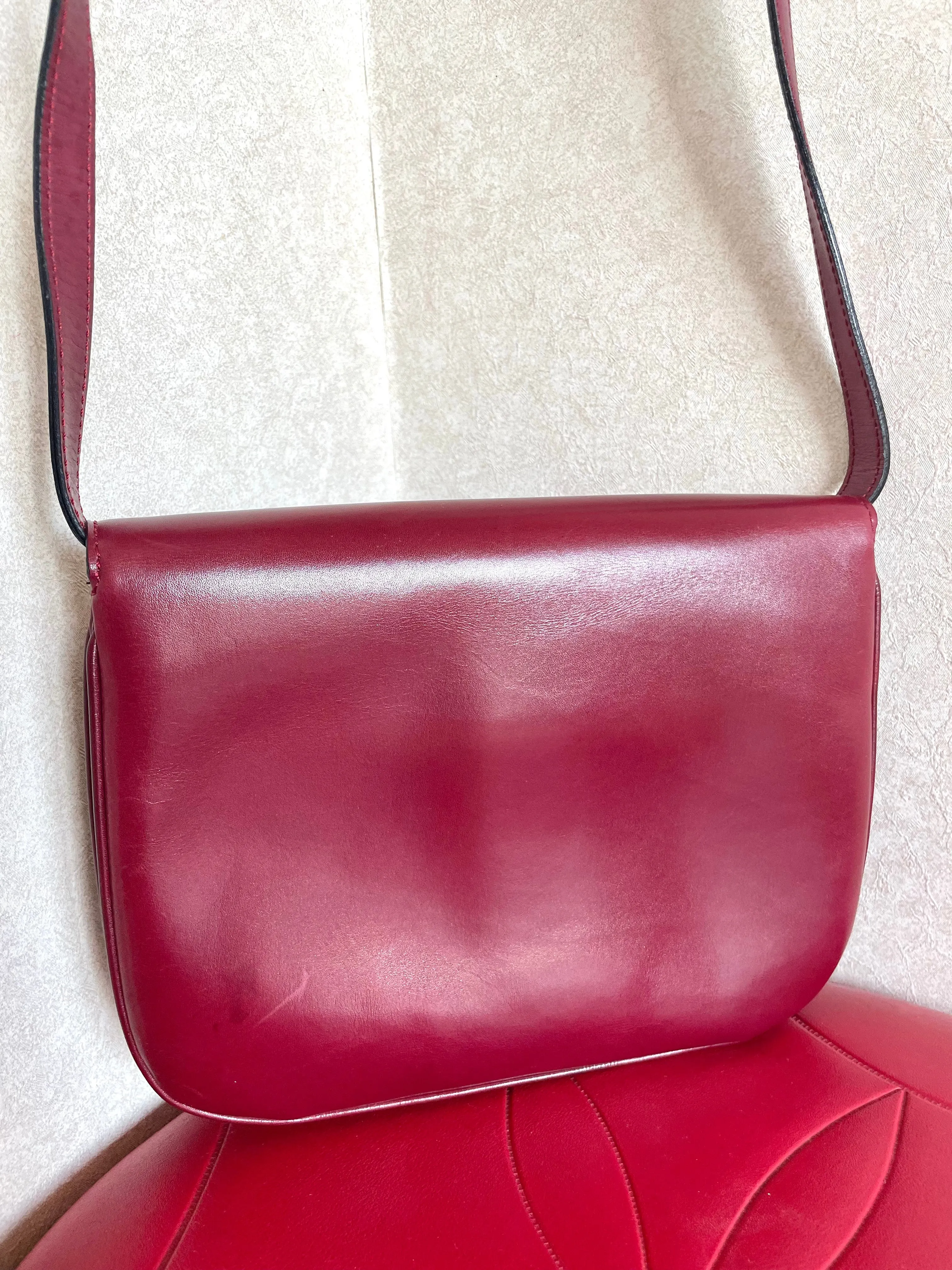 MINT. Vintage Celine wine red leather shoulder bag, clutch purse with wine and golden logo. Perfect elegance for your daily use. 050215ya1