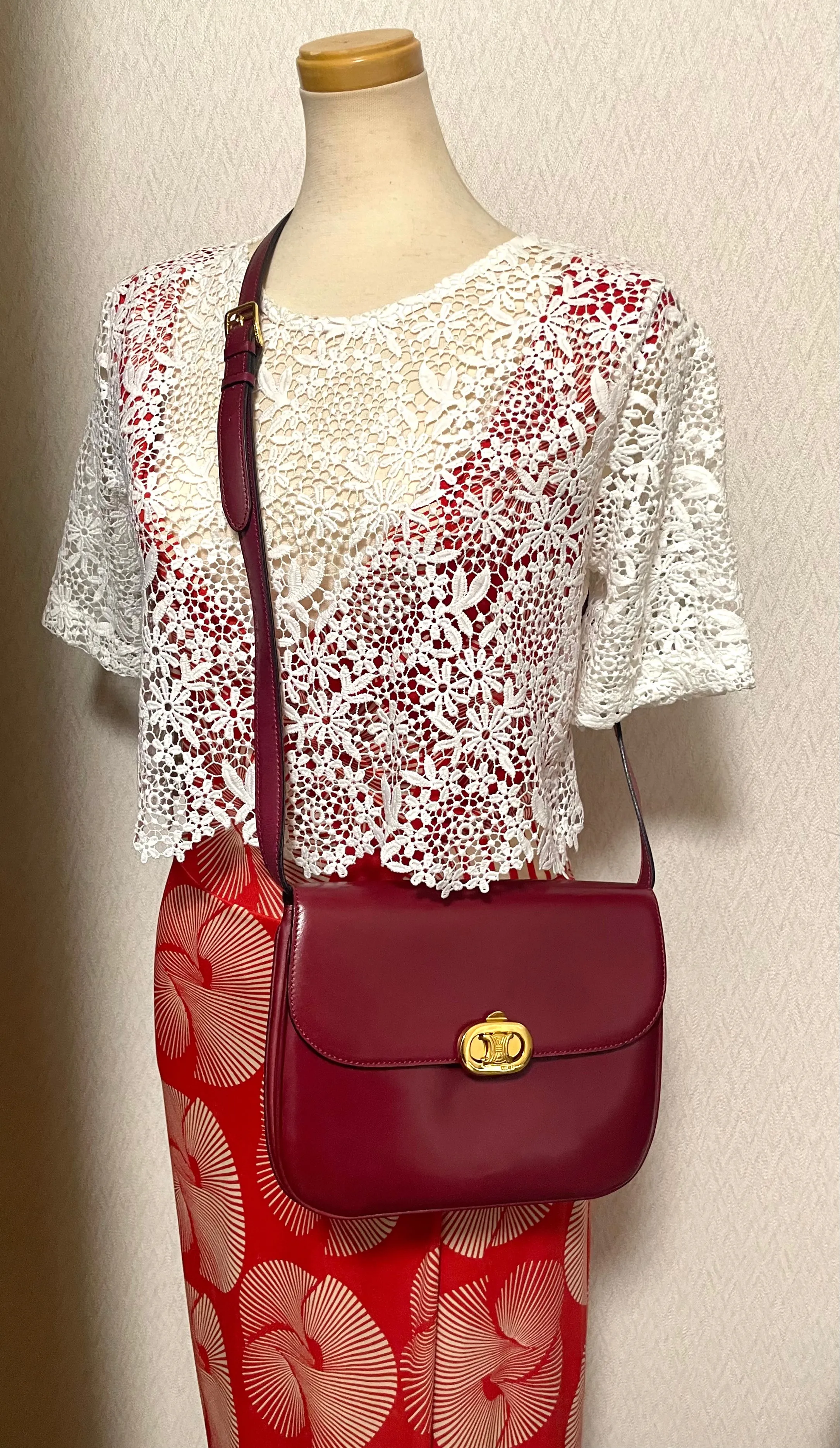 MINT. Vintage Celine wine red leather shoulder bag, clutch purse with wine and golden logo. Perfect elegance for your daily use. 050215ya1