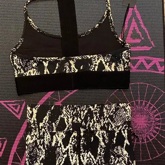 Noli Yoga Reflective Cobra Sports Bra t-back top Gold/Black Medium 6-8 NWT