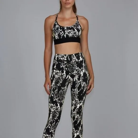 Noli Yoga Reflective Cobra Sports Bra t-back top Gold/Black Medium 6-8 NWT