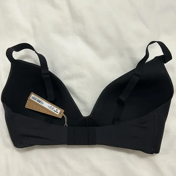 NWT Skims wireless lightly lined tshirt bra. Size 36DD. Black. Onyx. Brand new !