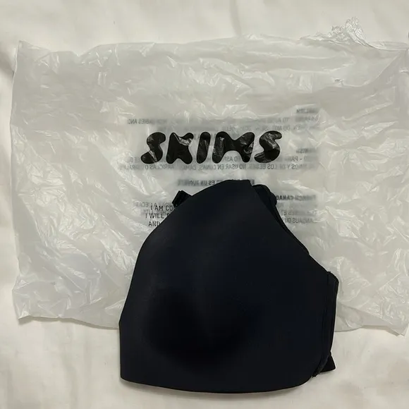 NWT Skims wireless lightly lined tshirt bra. Size 36DD. Black. Onyx. Brand new !