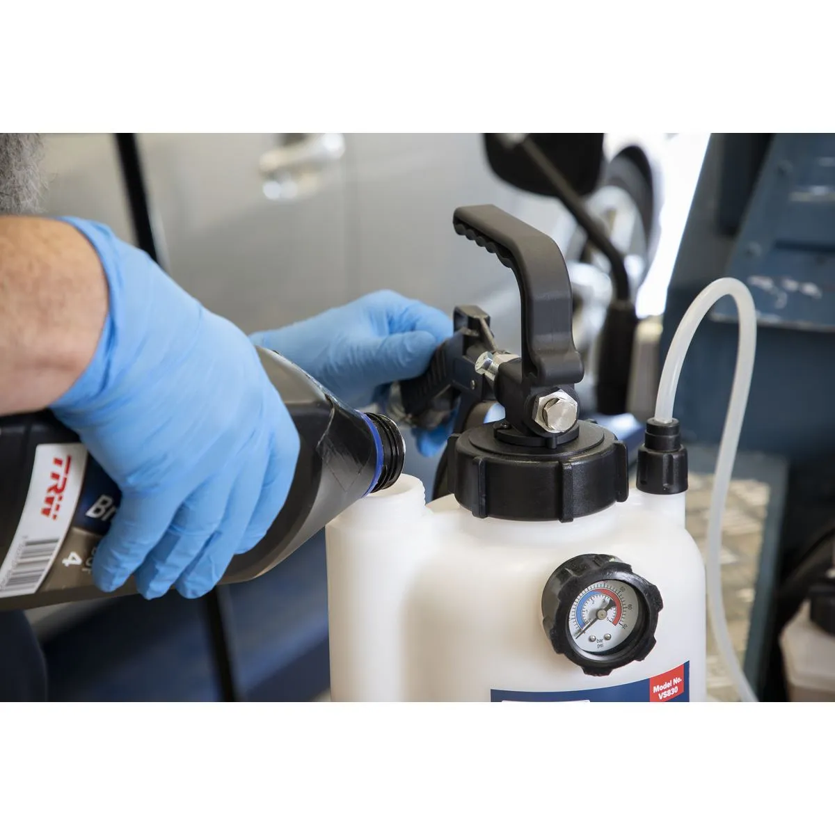 Sealey Pneumatic Brake & Clutch Bleeder 2.5L
