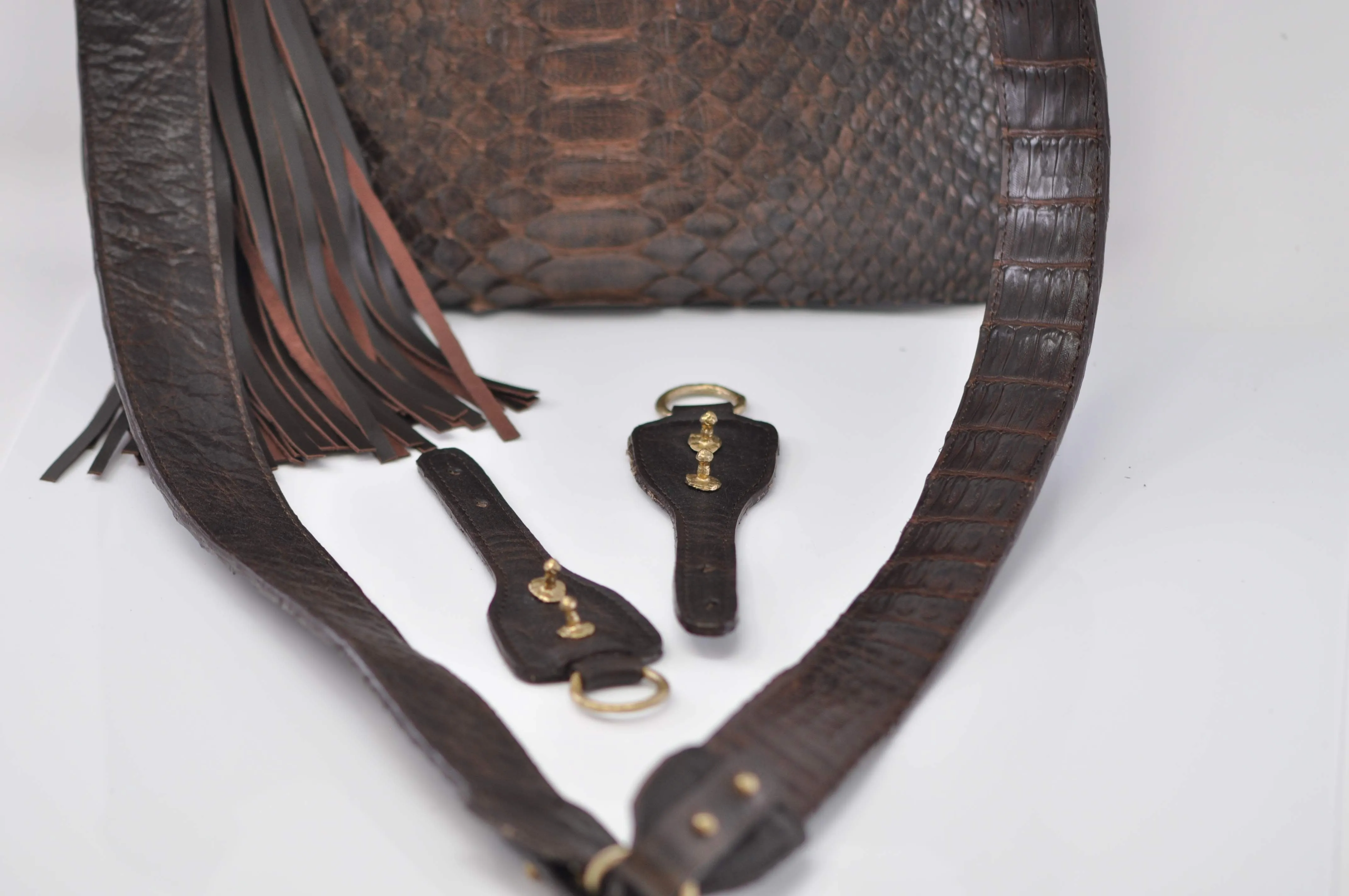 SLIPPOCKET CROSSBODY IN BROWN CAIMAN