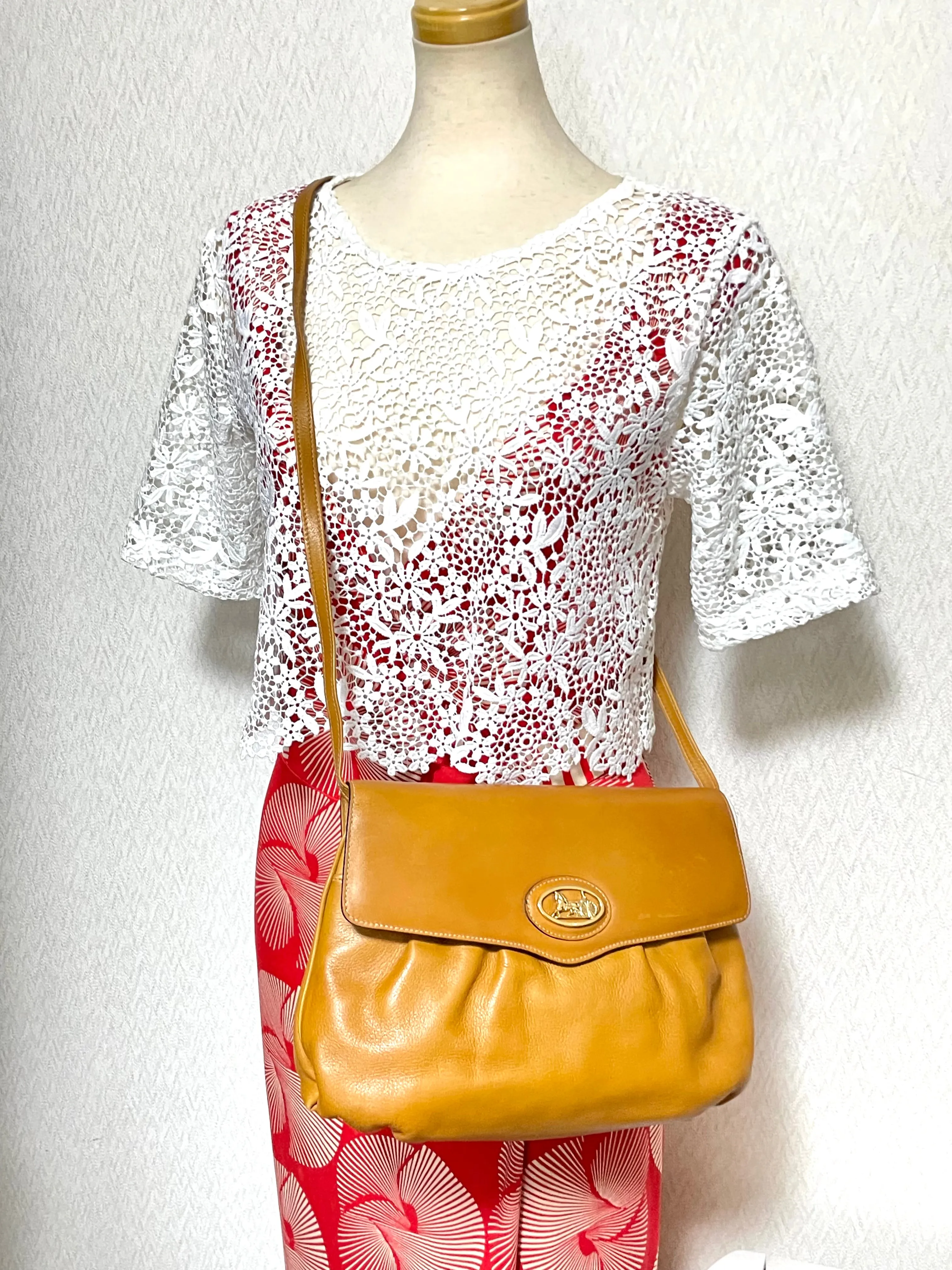 Vintage Celine tanned brown leather shoulder bag with golden logo and carriage. Elegant and classic purse. 051003ac2