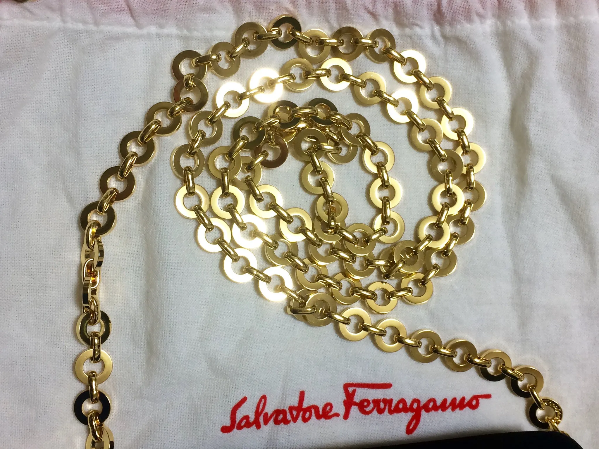 Vintage Salvatore Ferragamo black leather shoulder mini bag with golden chain and Vara bow motif. Clutch purse from Vara collection. R041011