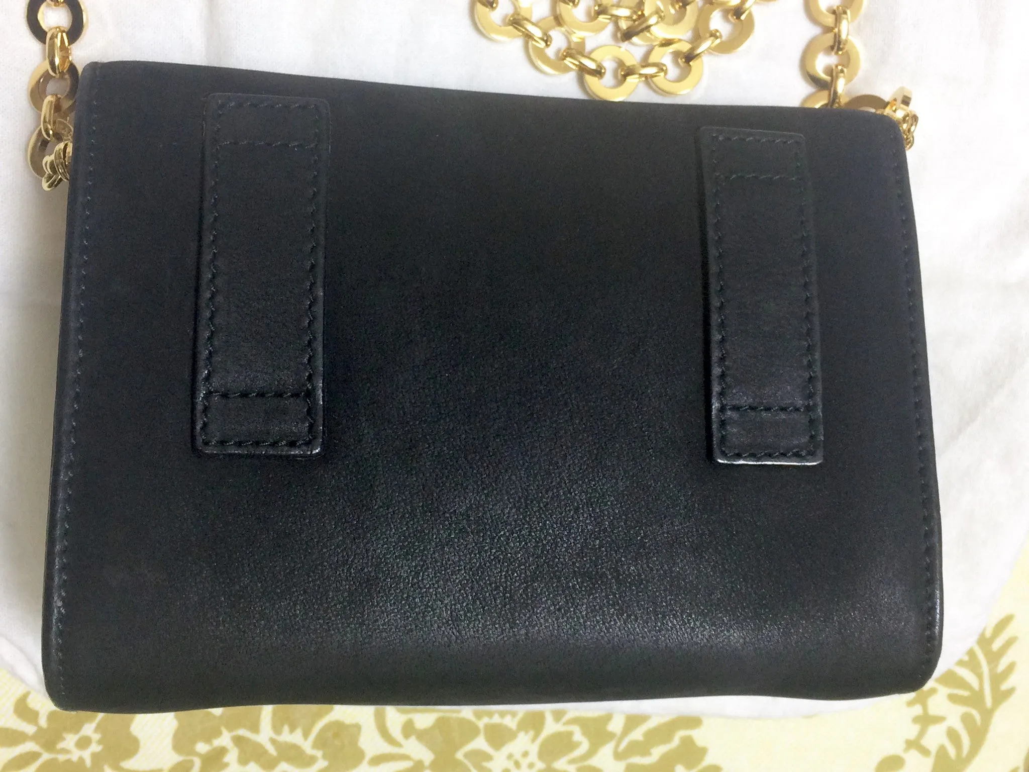 Vintage Salvatore Ferragamo black leather shoulder mini bag with golden chain and Vara bow motif. Clutch purse from Vara collection. R041011