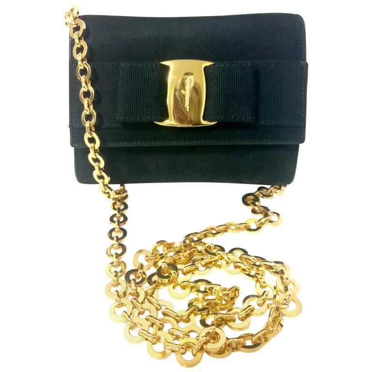 Vintage Salvatore Ferragamo black leather shoulder mini bag with golden chain and Vara bow motif. Clutch purse from Vara collection. R041011