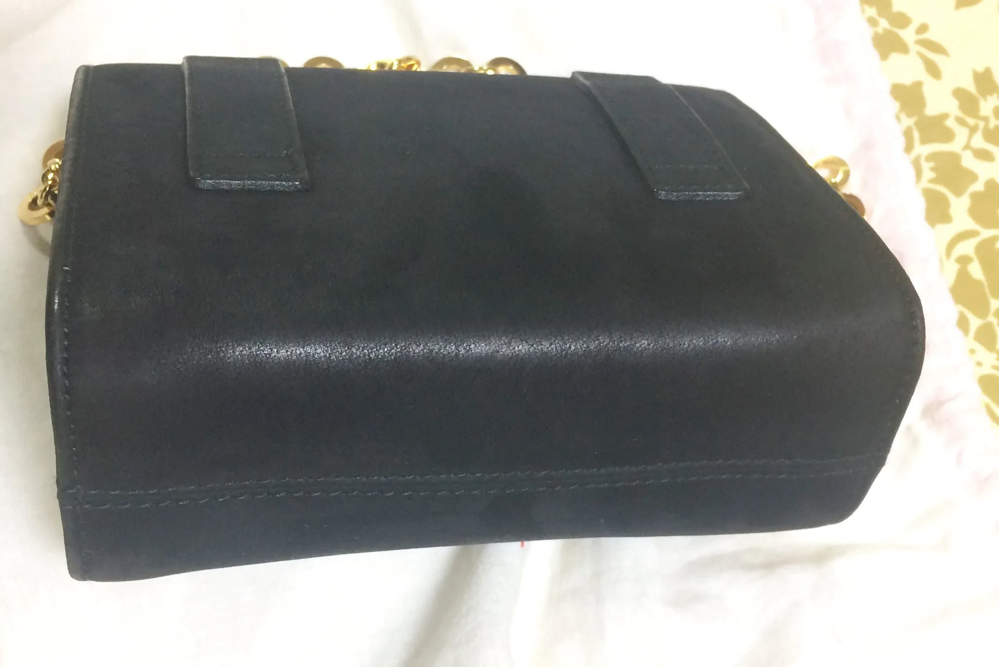 Vintage Salvatore Ferragamo black leather shoulder mini bag with golden chain and Vara bow motif. Clutch purse from Vara collection. R041011