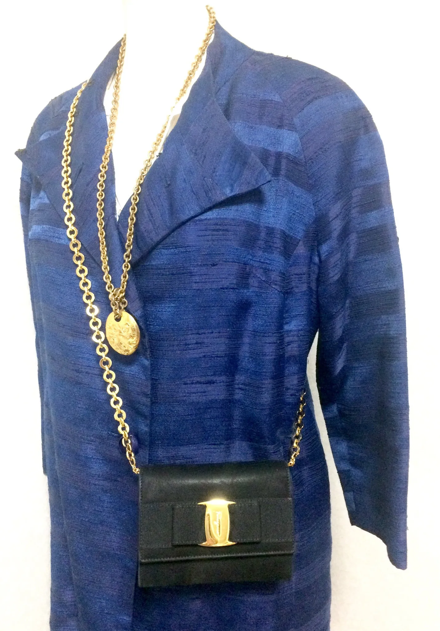Vintage Salvatore Ferragamo black leather shoulder mini bag with golden chain and Vara bow motif. Clutch purse from Vara collection. R041011