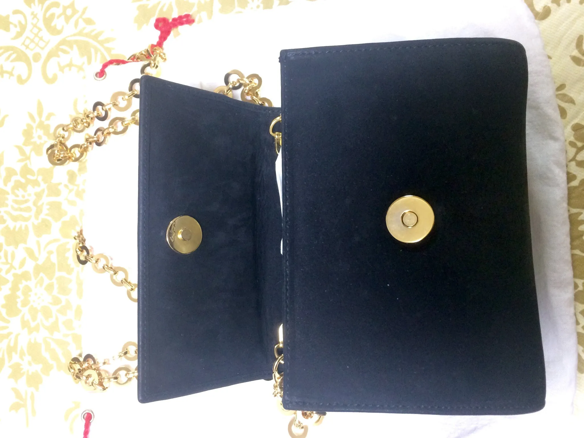 Vintage Salvatore Ferragamo black leather shoulder mini bag with golden chain and Vara bow motif. Clutch purse from Vara collection. R041011
