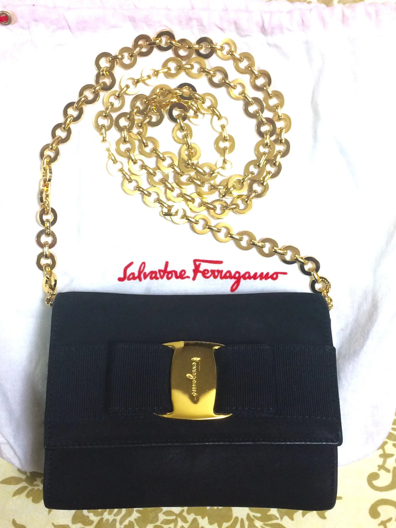 Vintage Salvatore Ferragamo black leather shoulder mini bag with golden chain and Vara bow motif. Clutch purse from Vara collection. R041011