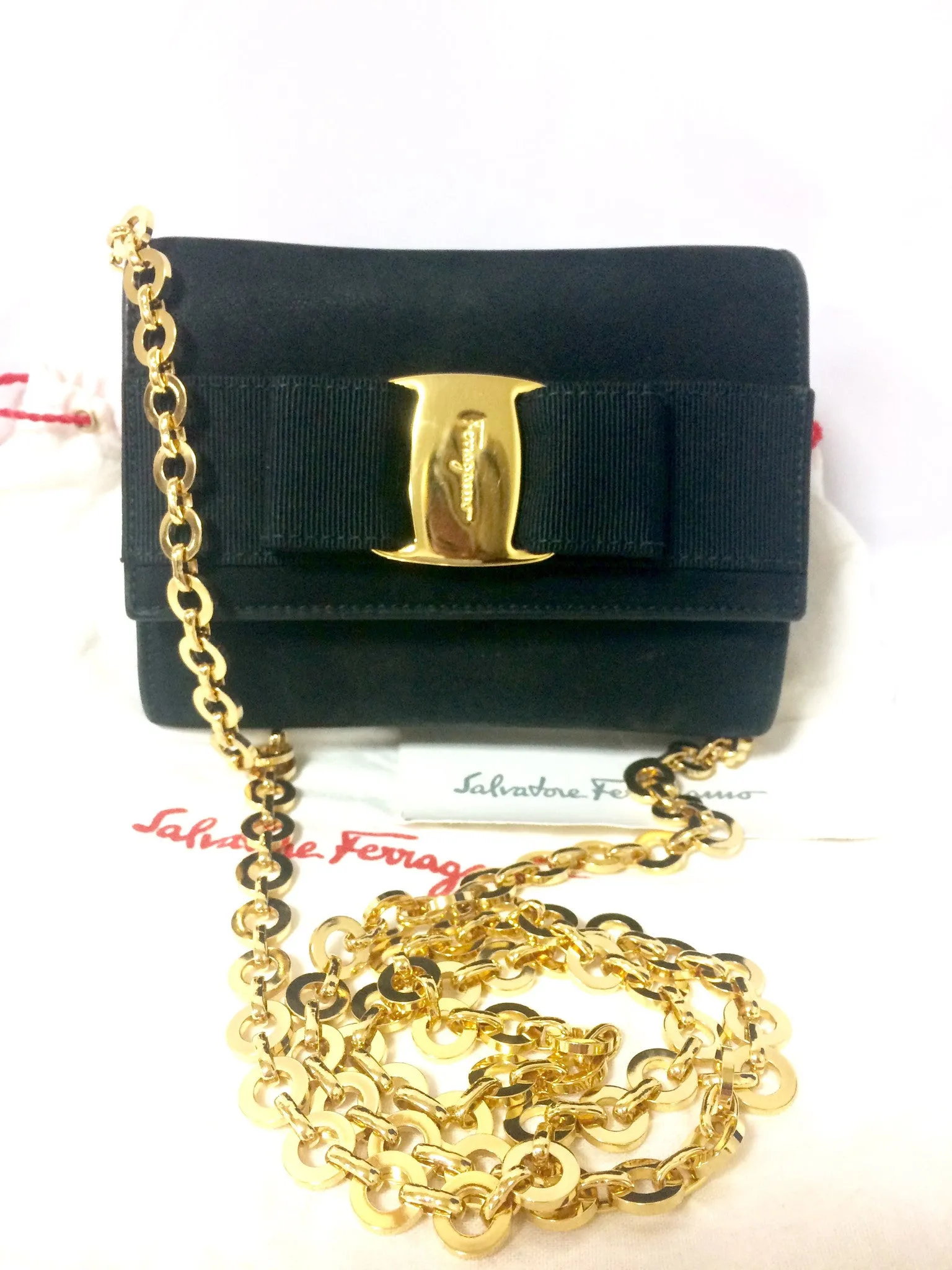 Vintage Salvatore Ferragamo black leather shoulder mini bag with golden chain and Vara bow motif. Clutch purse from Vara collection. R041011