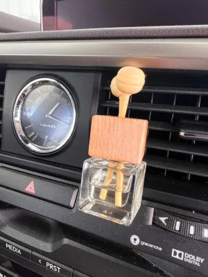 White Oak & Vanilla Vent Clip Car Freshener Diffuser
