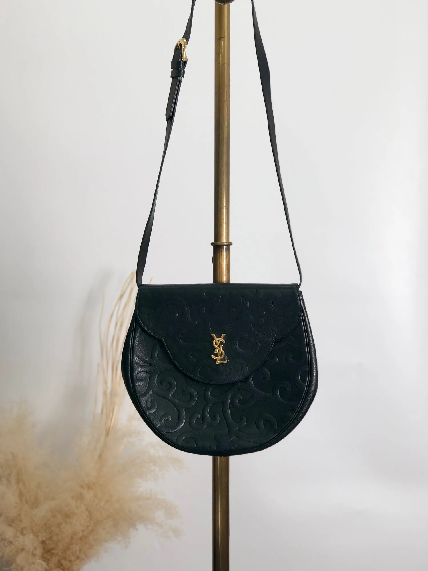 Yves Saint Laurent YSL Logo Shoulder bag Black Vintage cmeran